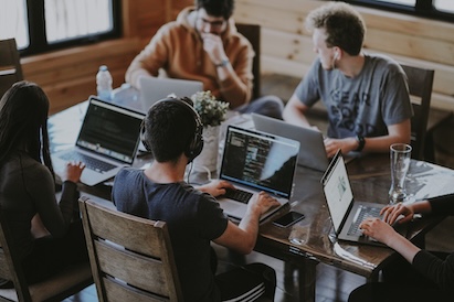 A table with 4 workers making a working meeting